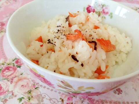 ココナッツオイルで♡鮭と塩昆布の混ぜご飯